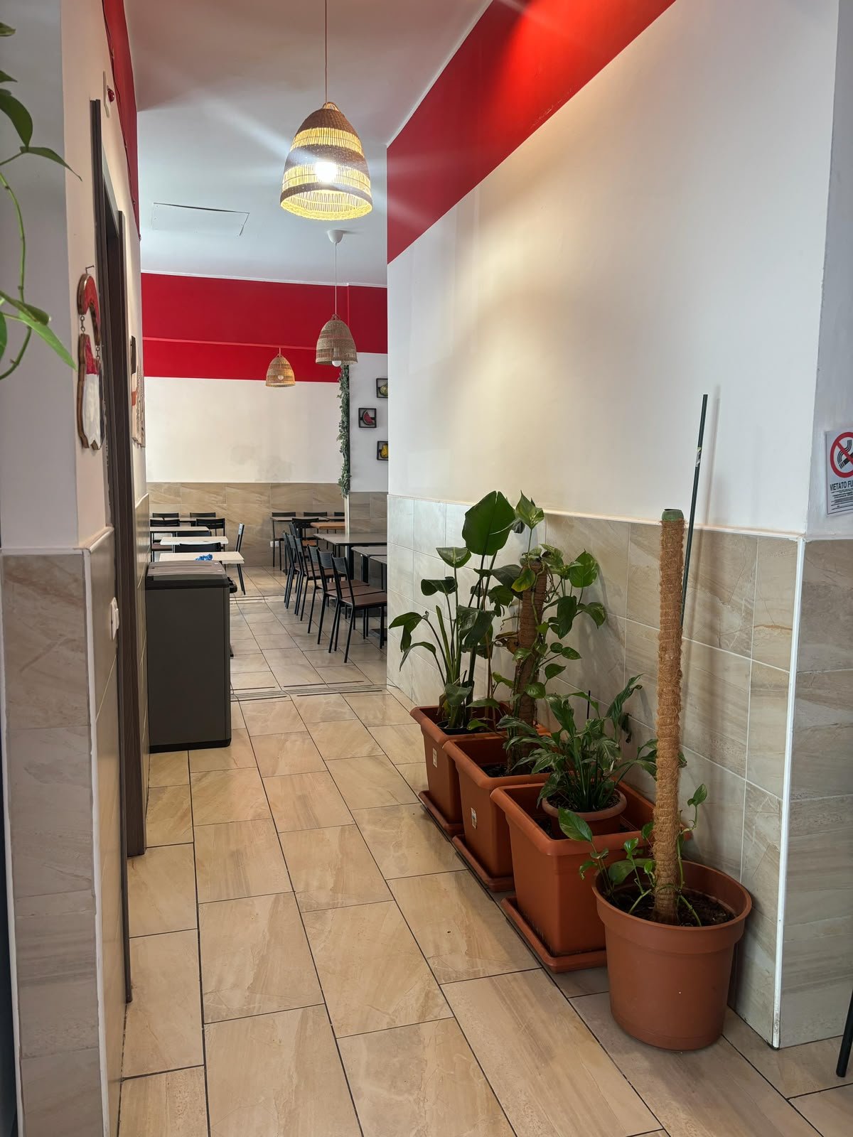 Pasillo interior con plantas de la sede Bovisa